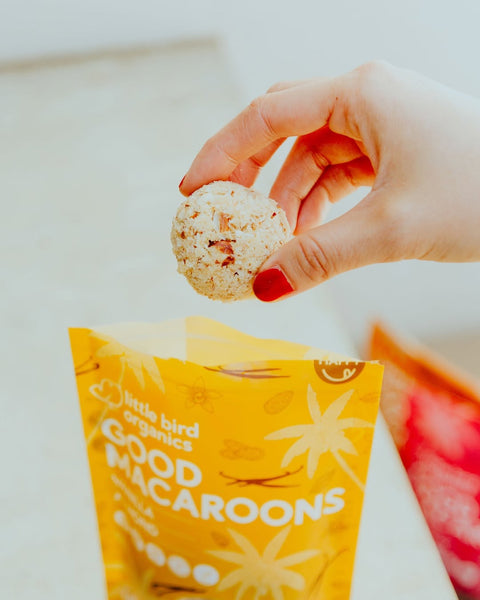 Macaroon | Passionfruit & Macadamia